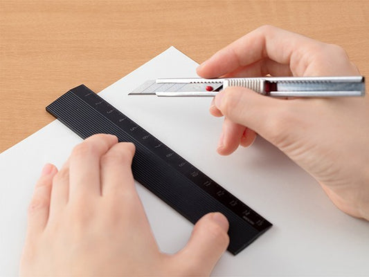 Midori Magnetic Ruler 15 cm Black